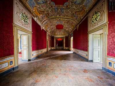 Ma il luogo pi� considerevole di tutto il Palazzo � il grande salone da ballo. Concepito in pieno 700 � la massima espressione di sfarzo della casata dei Bianchi Dottula